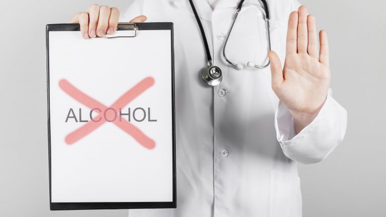 Salud alerta sobre el impacto del alcohol en la salud mental de los jóvenes