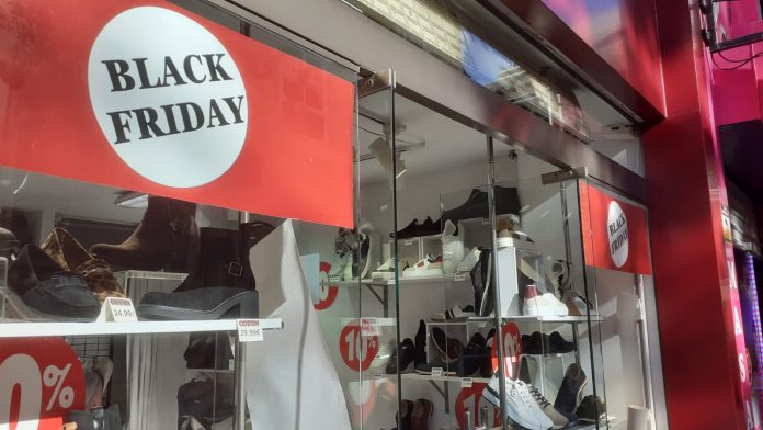 Consumo alerta sobre prácticas engañosas en línea durante el Black Friday