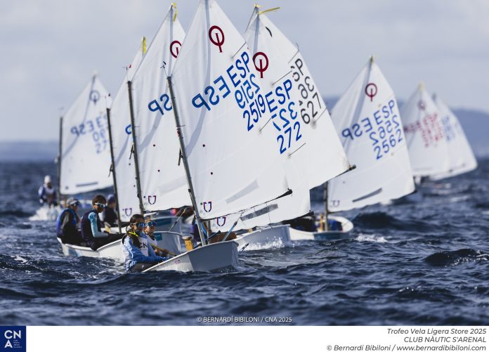 Fin de semana de compañerismo y vela en el Trofeo Vela Ligera Store del CN Arenal