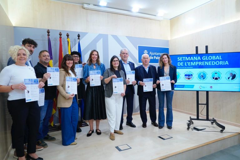 PalmaActiva organiza la segunda edición de la Semana Global del Emprendimiento con 20 ponentes, cuatro mesas redondas y una conferencia La programación, que se celebrará del 17 al 21 de noviembre, consolida este evento como un referente para emprendedores y autónomos en Palma. Palma, 7 de octubre de 2025. PalmaActiva ha presentado este viernes la segunda edición de la Semana Global del Emprendimiento, una cita que se ha consolidado como un referente para las personas emprendedoras y autónomas de la ciudad, y que tendrá lugar del 17 al 21 de noviembre. La actividad se enmarca en la Global Entrepreneurship Week, una celebración anual que busca inspirar, capacitar y conectar a emprendedores de todo el mundo para impulsar nuevos negocios. Este evento, que se celebra en más de 170 países, fomenta la cultura emprendedora y la innovación a través de actividades, concursos y encuentros profesionales. “Desde el Ajuntament de Palma seguimos apostando por impulsar el talento, la innovación y el espíritu emprendedor, porque sabemos que detrás de cada proyecto hay una persona valiente, con ideas, esfuerzo y compromiso”, ha señalado la regidora de Comerç, Restauració i Autònoms, Lupe Ferrer. Además, ha destacado que este año la Semana Global del Emprendimiento “da un paso adelante y amplía su formato, pasando de cuatro a cinco días y de cuatro a veinte ponentes, con una programación más ágil, participativa y enriquecedora”. El director general de Autónomos, Juan Antonio Tormo, ha sido el encargado de detallar el programa y presentar a los protagonistas de esta edición, que incluirá mesas redondas temáticas, charlas inspiradoras y una conferencia de clausura de alto nivel. La Semana se inaugurará el lunes 17 de noviembre con la mesa redonda “Inteligencia Artificial aplicada al emprendimiento”, en la que expertos y emprendedores debatirán sobre cómo la IA puede transformar los negocios, optimizar procesos e impulsar la innovación. El martes 18 se celebrarán los MicroTalks, tres charlas breves de 20 minutos cada una en colaboración con AJE Baleares, centradas en análisis de datos, transformación digital y gestión fiscal mediante tecnología. El miércoles 19 de noviembre, coincidiendo con el Día Internacional de la Mujer Emprendedora, se llevará a cabo la mesa “Rompiendo barreras”, donde diversas ponentes compartirán sus experiencias y consejos para fomentar el liderazgo femenino en el emprendimiento. El jueves 20 será el turno de la mesa “Gestión de las emociones para personas emprendedoras”, con la participación de psicólogos, coaches y mentores que ofrecerán herramientas para mejorar el bienestar emocional y afrontar los desafíos del emprendimiento. Finalmente, el viernes 21 de noviembre, el experto en desarrollo del talento y comunicación Fernando Botella impartirá la conferencia de clausura “Comunicar para impactar”, donde los asistentes aprenderán técnicas para comunicar con autenticidad, estructurar discursos eficaces y potenciar su impacto profesional. La inscripción es gratuita y obligatoria a través de la web oficial de PalmaActiva: https://web.palmaactiva.com/es/semanaglobaldelemprendimiento2025/