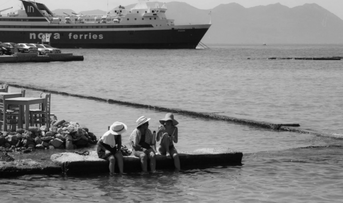 El Anuario del Envejecimiento 2025 destaca retos como el edadismo en residencias, el uso de robots asistenciales y la regulación de la herencia en vida