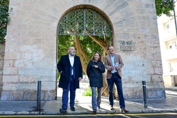 El alcalde de Palma visita la plaza Gomila y Joan Miró tras su remodelación dentro del Plan Renove de El Terreno