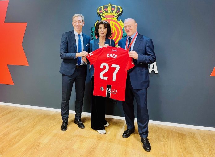 El RCD Mallorca y CAEB sellan una colaboración estratégica por dos temporadas