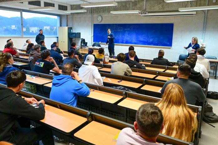 Casi 300 aspirantes se presentan al examen para obtener el carné de taxista