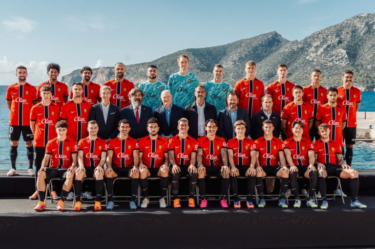 El RCD Mallorca realiza su foto oficial 2025–26 en Sant Elm para conmemorar el 30º aniversario del Parc Natural de Sa Dragonera