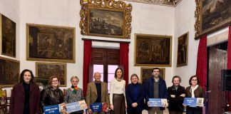 Primeros beneficiarios de la nueva línea de ayudas para la rehabilitación y conservación de BIC primeros beneficiarios de la nueva línea de ayudas para la rehabilitación y conservación de BIC Cinco monumentos emblemáticos de la isla recibirán financiación para actuaciones de mejora en una convocatoria pionera dotada con 650.000 euros. Palma, 22 de diciembre de 2025. El Consell de Mallorca ha presentado este lunes a los primeros beneficiarios de la nueva línea de ayudas para la rehabilitación y conservación de bienes inmuebles integrantes del patrimonio histórico de la isla, una convocatoria pionera impulsada por la institución insular por primera vez este año y dotada con un presupuesto total de 650.000 euros. A través de esta línea de subvenciones, los propietarios de Bienes de Interés Cultural (BIC) y de Bienes Catalogados pueden acceder a ayudas de hasta 50.000 euros para llevar a cabo actuaciones de conservación, consolidación, restauración y rehabilitación, con el objetivo de garantizar la preservación y transmisión del patrimonio histórico de Mallorca a las generaciones futuras. La vicepresidenta primera del Consell de Mallorca y consellera de Cultura y Patrimonio, Antònia Roca, ha destacado que “esta convocatoria representa un paso muy importante en la política de protección del patrimonio histórico de Mallorca, porque por primera vez el Consell ofrece una herramienta específica de apoyo directo a los propietarios de BIC y bienes catalogados, que tienen una responsabilidad clave en su conservación”. Roca ha subrayado además que “el patrimonio histórico es un bien colectivo, pero su cuidado a menudo recae en manos privadas, y desde el Consell asumimos el compromiso de acompañar y ayudar a quienes lo protegen día a día”. Los primeros beneficiarios de esta línea de ayudas son cinco inmuebles emblemáticos del patrimonio mallorquín. El palacio Can Vivot, en Palma, recibirá una subvención de 50.000 euros para la renovación de la instalación eléctrica, la reparación de cubiertas y diversas actuaciones de conservación del edificio. Los Jardines de Alfàbia contarán con una ayuda de 21.375 euros destinada a trabajos de poda y reposición del arbolado, la reparación de cubiertas y la mejora de la calidad del agua del lago. Ca n’Horrac de la Torre será beneficiaria de una subvención de 20.000 euros para el proyecto de reforma del inmueble, mientras que el Estudi General Lul·lià recibirá la misma cantidad para actuaciones de mejora de la accesibilidad y otras intervenciones de conservación. Por último, Can Catlar contará con una ayuda de 4.961 euros para la reparación de la terraza, el forjado de viguetas de madera y la aplicación de mortero monocapa. En esta primera convocatoria se han presentado un total de 16 proyectos, de los cuales solo cinco han sido resueltos favorablemente al ser los únicos que cumplían todos los requisitos establecidos en las bases. El resto de solicitudes han quedado excluidas por diferentes motivos técnicos, como no tratarse de inmuebles declarados Bien de Interés Cultural o Bien Catalogado, no acreditar estar al corriente de las obligaciones tributarias con la Administración del Estado o corresponder a edificios situados en conjuntos históricos que no forman parte del catálogo de protección patrimonial del municipio correspondiente. Con esta nueva línea de ayudas, el Consell de Mallorca refuerza su compromiso con la protección del patrimonio histórico de la isla y abre una nueva etapa de colaboración con los propietarios de inmuebles protegidos para garantizar su conservación y puesta en valor.