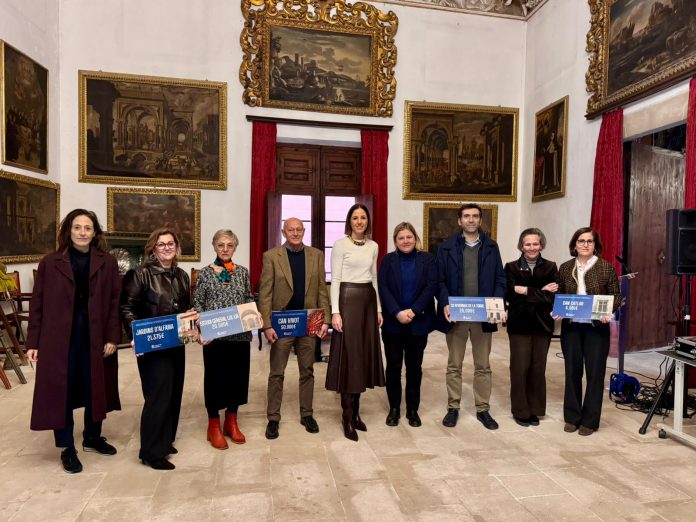 primeros beneficiarios de la nueva línea de ayudas para la rehabilitación y conservación de BIC Cinco monumentos emblemáticos de la isla recibirán financiación para actuaciones de mejora en una convocatoria pionera dotada con 650.000 euros. Palma, 22 de diciembre de 2025. El Consell de Mallorca ha presentado este lunes a los primeros beneficiarios de la nueva línea de ayudas para la rehabilitación y conservación de bienes inmuebles integrantes del patrimonio histórico de la isla, una convocatoria pionera impulsada por la institución insular por primera vez este año y dotada con un presupuesto total de 650.000 euros. A través de esta línea de subvenciones, los propietarios de Bienes de Interés Cultural (BIC) y de Bienes Catalogados pueden acceder a ayudas de hasta 50.000 euros para llevar a cabo actuaciones de conservación, consolidación, restauración y rehabilitación, con el objetivo de garantizar la preservación y transmisión del patrimonio histórico de Mallorca a las generaciones futuras. La vicepresidenta primera del Consell de Mallorca y consellera de Cultura y Patrimonio, Antònia Roca, ha destacado que “esta convocatoria representa un paso muy importante en la política de protección del patrimonio histórico de Mallorca, porque por primera vez el Consell ofrece una herramienta específica de apoyo directo a los propietarios de BIC y bienes catalogados, que tienen una responsabilidad clave en su conservación”. Roca ha subrayado además que “el patrimonio histórico es un bien colectivo, pero su cuidado a menudo recae en manos privadas, y desde el Consell asumimos el compromiso de acompañar y ayudar a quienes lo protegen día a día”. Los primeros beneficiarios de esta línea de ayudas son cinco inmuebles emblemáticos del patrimonio mallorquín. El palacio Can Vivot, en Palma, recibirá una subvención de 50.000 euros para la renovación de la instalación eléctrica, la reparación de cubiertas y diversas actuaciones de conservación del edificio. Los Jardines de Alfàbia contarán con una ayuda de 21.375 euros destinada a trabajos de poda y reposición del arbolado, la reparación de cubiertas y la mejora de la calidad del agua del lago. Ca n’Horrac de la Torre será beneficiaria de una subvención de 20.000 euros para el proyecto de reforma del inmueble, mientras que el Estudi General Lul·lià recibirá la misma cantidad para actuaciones de mejora de la accesibilidad y otras intervenciones de conservación. Por último, Can Catlar contará con una ayuda de 4.961 euros para la reparación de la terraza, el forjado de viguetas de madera y la aplicación de mortero monocapa. En esta primera convocatoria se han presentado un total de 16 proyectos, de los cuales solo cinco han sido resueltos favorablemente al ser los únicos que cumplían todos los requisitos establecidos en las bases. El resto de solicitudes han quedado excluidas por diferentes motivos técnicos, como no tratarse de inmuebles declarados Bien de Interés Cultural o Bien Catalogado, no acreditar estar al corriente de las obligaciones tributarias con la Administración del Estado o corresponder a edificios situados en conjuntos históricos que no forman parte del catálogo de protección patrimonial del municipio correspondiente. Con esta nueva línea de ayudas, el Consell de Mallorca refuerza su compromiso con la protección del patrimonio histórico de la isla y abre una nueva etapa de colaboración con los propietarios de inmuebles protegidos para garantizar su conservación y puesta en valor.