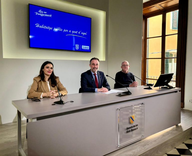 El Govern impulsa la primera promoción de viviendas de alquiler social del IBAVI en Algaida El acuerdo entre el IBAVI y el Ayuntamiento permitirá construir entre 15 y 20 viviendas públicas destinadas a residentes, más de treinta años después de la última promoción en el municipio. Algaida, 18 de diciembre de 2025. El Govern de les Illes Balears ha presentado la primera promoción de vivienda de protección pública en régimen de alquiler social en Algaida, fruto de un acuerdo entre el Instituto Balear de la Vivienda (IBAVI) y el Ayuntamiento de Algaida. El proyecto se desarrollará en parcelas municipales cedidas por el consistorio y contempla la construcción de un mínimo de entre 15 y 20 viviendas públicas, destinadas prioritariamente a residentes del municipio. El conseller de Vivienda, Territorio y Movilidad, José Luis Mateo, la alcaldesa de Algaida, Margalida Fullana, y el gerente del IBAVI, Roberto Maria Cayuela, han presentado el acuerdo que permitirá al instituto volver a disponer de viviendas sociales en Algaida, algo que no ocurría desde hace más de tres décadas. La única promoción anterior del IBAVI en el municipio se remonta a hace más de 30 años y fue de 16 viviendas en régimen de compraventa, que actualmente no forman parte del parque público de alquiler. La nueva promoción se ubicará en la calle Sa Farinera, dentro del sector de Es Porrassar, en unos terrenos municipales que suman una superficie máxima de más de 1.700 metros cuadrados. El proyecto prevé un edificio con planta baja, primera planta y aparcamiento subterráneo, con un presupuesto estimado de 6 millones de euros, enmarcado en el plan de inversiones «Illes en transformació» impulsado por el Govern. Aunque la previsión inicial es construir entre 15 y 20 viviendas, el número definitivo podría ser superior y se concretará de común acuerdo entre ambas administraciones. En este sentido, la alcaldesa ha explicado que el Ayuntamiento pondrá en marcha una encuesta ciudadana para conocer los perfiles de mayor demanda de vivienda de alquiler social en el municipio y adaptar el proyecto a las necesidades reales de la población. Esta promoción en Algaida se suma a las 47 promociones del IBAVI actualmente en tramitación, presentadas recientemente por la presidenta del Govern, Margalida Prohens, que elevan a más de 1.230 las viviendas públicas impulsadas por el instituto. La promoción pública de vivienda es uno de los ejes centrales del plan de choque del Govern para facilitar el acceso a vivienda asequible a los residentes de las Illes Balears. Tramitación exprés para acelerar los plazos La promoción de Algaida se beneficiará del procedimiento exprés de tramitación incorporado por el Govern a través de la Ley 4/2025, de 18 de julio, que permite declarar las promociones de vivienda pública como proyectos de interés autonómico. Esta figura administrativa agiliza los trámites y puede reducir los plazos entre uno y tres años, equiparándolos a los de infraestructuras educativas o sanitarias. Las viviendas públicas que se construyan se destinarán a personas residentes en las Illes Balears con cinco años o más de residencia, con preferencia para los vecinos de Algaida, tal y como establece la normativa vigente. Este criterio refuerza la apuesta del Govern y del IBAVI por garantizar que la vivienda asequible beneficie prioritariamente a los residentes del territorio donde se construye.