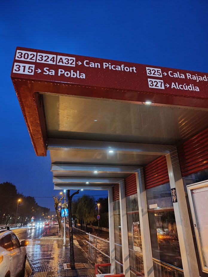 Trabajos de mejora de todas las marquesinas de las paradas de autobús del TIB en Mallorca