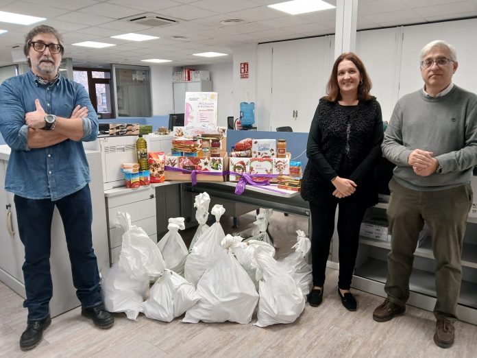 El personal del IBDONA y de RTVE dona cien kilos de alimentos a la entidad social Zaqueo La recogida solidaria permitirá reforzar el servicio diario de comidas que la organización ofrece a 250 personas en situación de vulnerabilidad en Palma. Palma, 29 de diciembre de 2025. El personal del Instituto Balear de la Mujer (IBDONA) y de la delegación de RTVE en las Illes Balears ha recogido alrededor de cien kilos de alimentos destinados a los usuarios de la entidad social Zaqueo, en una acción solidaria desarrollada durante el mes de diciembre. La entrega de los productos se ha realizado por parte de la directora del IBDONA, Cati Salom, en representación de ambos equipos, al secretario de Zaqueo, Carles Mulet, quien los ha recibido con la colaboración del voluntario Javier Mulet. Los alimentos recogidos servirán para reforzar el servicio de comidas que la entidad ofrece diariamente en la plaza del Mercadal de Palma. La campaña de recogida se inició el pasado 1 de diciembre y permitirá a los voluntarios de Zaqueo preparar raciones para las 250 personas a las que la organización atiende cada día, ofreciendo una respuesta básica pero esencial a quienes atraviesan situaciones de vulnerabilidad económica. Zaqueo es una entidad social sin ánimo de lucro que desarrolla su labor en Palma desde 1998, proporcionando alimentación en forma de comidas preparadas a personas en riesgo de exclusión social. Iniciativas como esta refuerzan el papel del voluntariado y la colaboración institucional como herramientas clave para sostener la red de apoyo social en la ciudad.