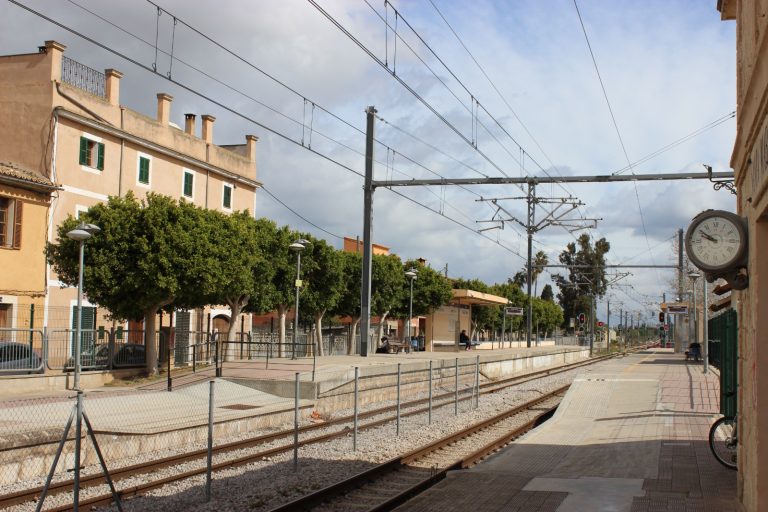 SFM inicia el proceso de reforma de los andenes de la estación de Santa Maria del Camí
