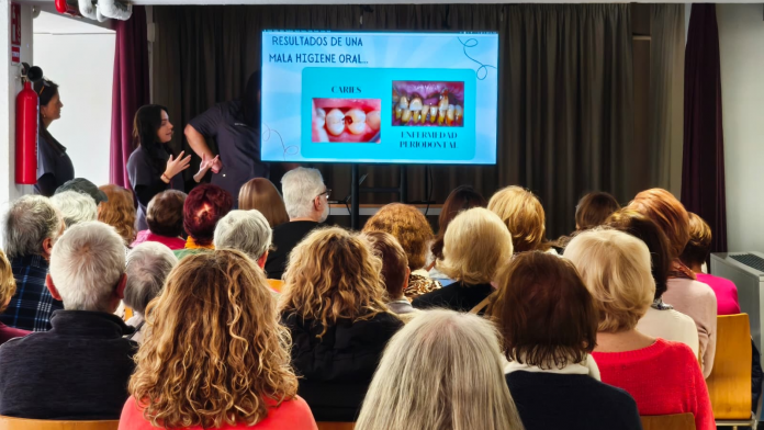 El IMAS acoge talleres de salud bucodental y nutricional impartidos por alumnos de Odontología y Nutrición de ADEMA