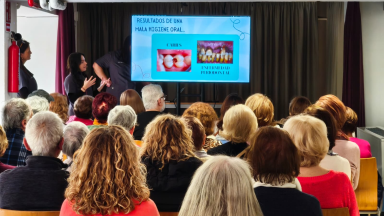 El IMAS acoge talleres de salud bucodental y nutricional impartidos por alumnos de Odontología y Nutrición de ADEMA
