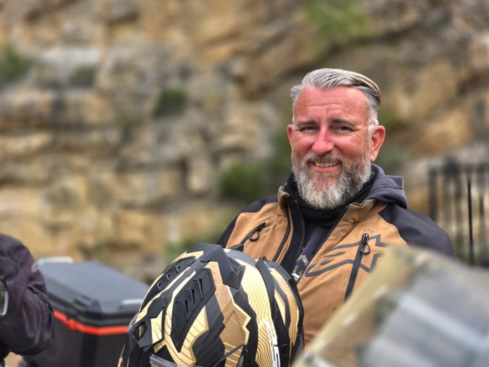 Viajar para volver a creer: el viaje interior de Abel Correa sobre dos ruedas