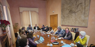 La UIB aprueba un presupuesto de 203,1 millones de euros para 2026 La UIB aprueba un presupuesto de 203,1 millones de euros para 2026 Las cuentas consolidan la transformación del campus hacia la neutralidad climática y refuerzan la capacidad docente e investigadora en el último año del convenio plurianual de financiación. Palma, 19 de diciembre de 2025. La Universitat de les Illes Balears (UIB) ha aprobado un presupuesto de 203.140.445,02 euros para el ejercicio 2026, una cifra ligeramente superior a la del año anterior, que ascendió a 202.073.416,70 euros. El nuevo presupuesto garantiza el funcionamiento ordinario de la institución, culmina actuaciones estratégicas vinculadas a la sostenibilidad y a la modernización del campus y refuerza la actividad docente e investigadora en un contexto de evolución de la oferta formativa. El presupuesto fue aprobado por el Consell de Govern de la UIB en sesión ordinaria celebrada el 19 de diciembre y ratificado el mismo día por el Consell Social en sesión plenaria. Una parte muy significativa del presupuesto mantiene su carácter finalista, al integrar transferencias y recursos asociados a programas específicos, convenios y proyectos competitivos. A estos se suman los ingresos propios derivados de la actividad académica y los fondos remanentes que permiten dar continuidad a actuaciones plurianuales ya iniciadas. En el ámbito de infraestructuras, el presupuesto de 2026 incorpora como inversión central el impulso al nuevo edificio de la Facultad de Ciencias. La dotación prevista, superior a los 7,5 millones de euros, permitirá continuar la ejecución de un proyecto clave para reforzar la capacidad docente e investigadora de la UIB, modernizar espacios y consolidar la apuesta institucional por la ciencia y la transferencia de conocimiento. Esta actuación se integra en una línea global de modernización del campus, que da continuidad a las mejoras energéticas y a la rehabilitación de edificios vinculadas a programas de financiación europea. La sostenibilidad vuelve a situarse como eje transversal del presupuesto. Las inversiones en eficiencia energética, renovación de instalaciones y mejoras tecnológicas permitirán avanzar hacia el objetivo de disponer de un campus neutro en emisiones de CO₂ a finales de 2026. Estas medidas no solo reducen el impacto ambiental, sino que también optimizan consumos y generan ahorros operativos, reforzando un modelo de campus más eficiente y resiliente. El presupuesto de 2026 también permitirá avanzar en la ampliación de la oferta académica con la implantación del nuevo grado de Ciencias de la Mar, que iniciará su actividad en el curso 2026-27. Esta titulación refuerza el posicionamiento de la UIB como universidad de referencia en el estudio de los ecosistemas marinos y responde a los grandes retos ambientales, sociales y económicos del territorio insular. El nuevo grado formará profesionales especializados en ámbitos como la oceanografía, la biología marina, el cambio climático, la conservación del medio marino y la transferencia de conocimiento hacia los sectores productivos vinculados al mar. En cuanto a los gastos, el capítulo de personal continúa siendo el más relevante y representa el 55,36 % del presupuesto total. Las cuentas de 2026 permiten consolidar y reforzar las plantillas para garantizar la calidad docente, investigadora y de gestión, con especial atención a la reducción de la temporalidad y a la estabilización del personal, en línea con los requerimientos de la LOSU. El presupuesto asegura también la continuidad de los servicios universitarios esenciales, el mantenimiento de infraestructuras y la dotación de recursos para la actividad académica. Se mantienen las líneas de apoyo a prácticas, movilidad, servicios al estudiantado e infraestructuras TIC, con ajustes orientados a mejorar la eficiencia en la gestión. Las cuentas de 2026 representan, así, un ejercicio de consolidación y cierre de ciclo dentro del actual convenio plurianual de financiación. Un presupuesto que garantiza el funcionamiento ordinario de la Universidad, impulsa proyectos transformadores, amplía la oferta formativa y refuerza el compromiso de la UIB con la calidad, la innovación y la sostenibilidad al servicio de las Illes Balears.