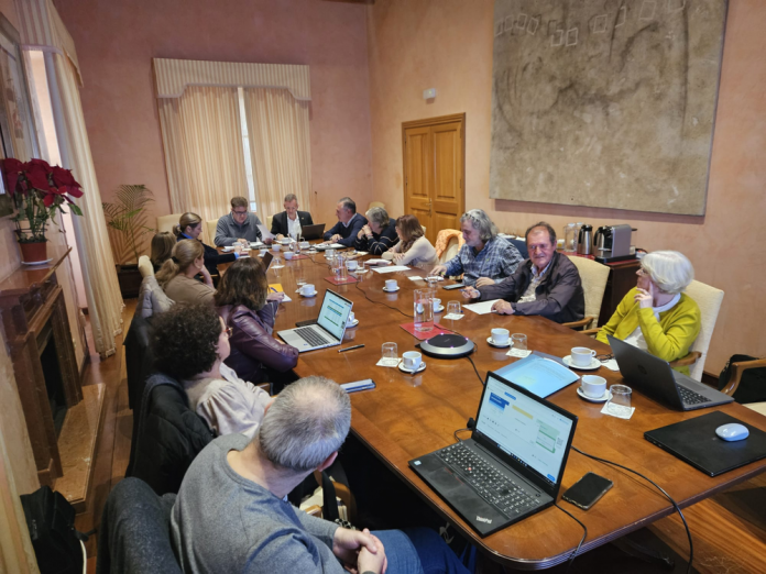 La UIB aprueba un presupuesto de 203,1 millones de euros para 2026 Las cuentas consolidan la transformación del campus hacia la neutralidad climática y refuerzan la capacidad docente e investigadora en el último año del convenio plurianual de financiación. Palma, 19 de diciembre de 2025. La Universitat de les Illes Balears (UIB) ha aprobado un presupuesto de 203.140.445,02 euros para el ejercicio 2026, una cifra ligeramente superior a la del año anterior, que ascendió a 202.073.416,70 euros. El nuevo presupuesto garantiza el funcionamiento ordinario de la institución, culmina actuaciones estratégicas vinculadas a la sostenibilidad y a la modernización del campus y refuerza la actividad docente e investigadora en un contexto de evolución de la oferta formativa. El presupuesto fue aprobado por el Consell de Govern de la UIB en sesión ordinaria celebrada el 19 de diciembre y ratificado el mismo día por el Consell Social en sesión plenaria. Una parte muy significativa del presupuesto mantiene su carácter finalista, al integrar transferencias y recursos asociados a programas específicos, convenios y proyectos competitivos. A estos se suman los ingresos propios derivados de la actividad académica y los fondos remanentes que permiten dar continuidad a actuaciones plurianuales ya iniciadas. En el ámbito de infraestructuras, el presupuesto de 2026 incorpora como inversión central el impulso al nuevo edificio de la Facultad de Ciencias. La dotación prevista, superior a los 7,5 millones de euros, permitirá continuar la ejecución de un proyecto clave para reforzar la capacidad docente e investigadora de la UIB, modernizar espacios y consolidar la apuesta institucional por la ciencia y la transferencia de conocimiento. Esta actuación se integra en una línea global de modernización del campus, que da continuidad a las mejoras energéticas y a la rehabilitación de edificios vinculadas a programas de financiación europea. La sostenibilidad vuelve a situarse como eje transversal del presupuesto. Las inversiones en eficiencia energética, renovación de instalaciones y mejoras tecnológicas permitirán avanzar hacia el objetivo de disponer de un campus neutro en emisiones de CO₂ a finales de 2026. Estas medidas no solo reducen el impacto ambiental, sino que también optimizan consumos y generan ahorros operativos, reforzando un modelo de campus más eficiente y resiliente. El presupuesto de 2026 también permitirá avanzar en la ampliación de la oferta académica con la implantación del nuevo grado de Ciencias de la Mar, que iniciará su actividad en el curso 2026-27. Esta titulación refuerza el posicionamiento de la UIB como universidad de referencia en el estudio de los ecosistemas marinos y responde a los grandes retos ambientales, sociales y económicos del territorio insular. El nuevo grado formará profesionales especializados en ámbitos como la oceanografía, la biología marina, el cambio climático, la conservación del medio marino y la transferencia de conocimiento hacia los sectores productivos vinculados al mar. En cuanto a los gastos, el capítulo de personal continúa siendo el más relevante y representa el 55,36 % del presupuesto total. Las cuentas de 2026 permiten consolidar y reforzar las plantillas para garantizar la calidad docente, investigadora y de gestión, con especial atención a la reducción de la temporalidad y a la estabilización del personal, en línea con los requerimientos de la LOSU. El presupuesto asegura también la continuidad de los servicios universitarios esenciales, el mantenimiento de infraestructuras y la dotación de recursos para la actividad académica. Se mantienen las líneas de apoyo a prácticas, movilidad, servicios al estudiantado e infraestructuras TIC, con ajustes orientados a mejorar la eficiencia en la gestión. Las cuentas de 2026 representan, así, un ejercicio de consolidación y cierre de ciclo dentro del actual convenio plurianual de financiación. Un presupuesto que garantiza el funcionamiento ordinario de la Universidad, impulsa proyectos transformadores, amplía la oferta formativa y refuerza el compromiso de la UIB con la calidad, la innovación y la sostenibilidad al servicio de las Illes Balears.