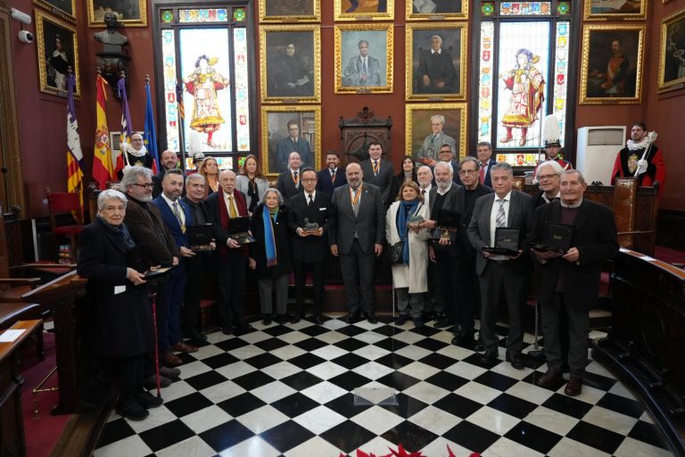 Palma entrega las Medallas de Oro de la Ciudad y nombra Hijas Ilustres a Pilar Juncosa Iglesias y Caty Juan del Corral