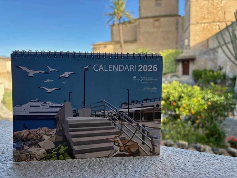 El puerto de la Savina, portada del calendario de la Autoridad Portuaria de Baleares para 2026