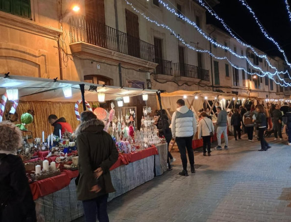Llucmajor da la bienvenida a la Navidad con el encendido de luces y un mercado navideño con más de 50 puestos artesanos y gastronómicos