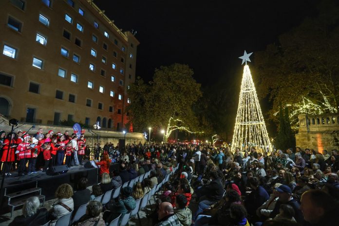 Inaugurada la Navidad en La Misericòrdia con un encendido multitudinario Inaugurada la Navidad en La Misericòrdia con un encendido multitudinario