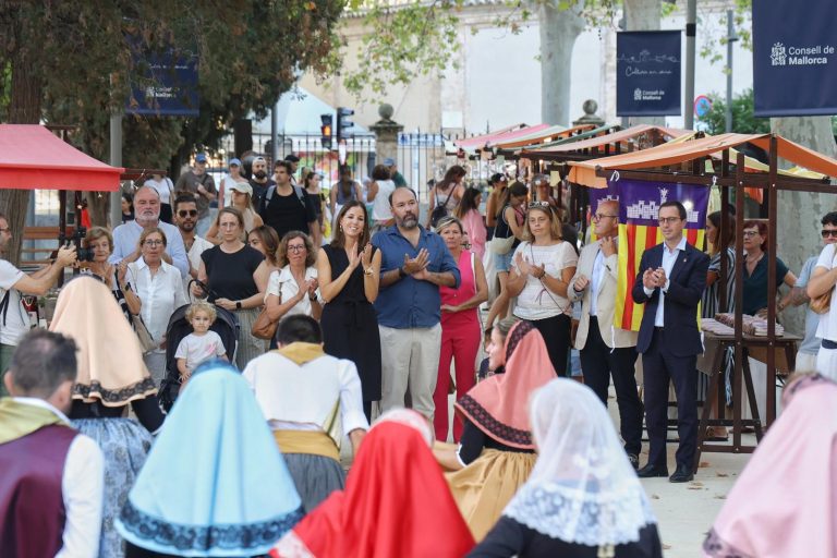 Primera feria artesana de Navidad en la Misericòrdia