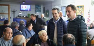 Mallorca refuerza su compromiso con la inclusión social con una visita a la Casa de Familia Mallorca refuerza su compromiso con la inclusión social con una visita a la Casa de Familia El presidente del Consell de Mallorca comparte una cena de Navidad con personas usuarias y profesionales del centro, poniendo en valor el modelo de atención social basado en la proximidad y la dignidad. Palma, 23 de diciembre de 2025. El presidente del Consell de Mallorca, Llorenç Galmés, acompañado por el conseller de Bienestar Social y presidente del IMAS, Guillermo Sánchez, y por el director insular de Inclusión Social, Andreu Jaume, ha compartido una cena de Navidad con personas usuarias y profesionales de la Casa de Familia, un centro integrado en la Red de Inclusión Social del IMAS y gestionado por la Fundació Social La Sapiència, con el objetivo de conocer de primera mano el funcionamiento y el día a día de este servicio esencial para la atención a personas en situación de vulnerabilidad. Durante el encuentro, Galmés destacó que “compartir momentos como este nos permite acercarnos a la realidad de las personas más vulnerables y entender mejor el impacto real de los servicios sociales que gestionamos desde el Consell”, subrayando la voluntad institucional de acompañar y apoyar a quienes más lo necesitan. La Casa de Familia dispone de 170 plazas concertadas con el IMAS y ofrece alojamiento, alimentación, higiene y atención sanitaria y psicosocial a personas en situación de exclusión social, tanto con perfil sociosanitario como con posibilidades de inserción sociolaboral. El centro cuenta con un equipo de 80 profesionales, a quienes el presidente calificó como “ejemplo y referente del modelo de intervención que promovemos desde el Consell: una atención cercana, especializada y centrada en la dignidad y la autonomía de cada persona”, remarcando la importancia de una mirada humana para avanzar hacia una inclusión social real y efectiva. En conjunto, el Consell de Mallorca dispone actualmente de 564 plazas en los distintos servicios de alojamiento para personas sin hogar, frente a las 426 plazas existentes en 2019, lo que evidencia una apuesta decidida por reforzar los recursos destinados a las personas en situación de exclusión residencial. En esta línea, el IMAS anunció recientemente la puesta en marcha de un recurso pionero dirigido a jóvenes de entre 18 y 25 años, orientado a ofrecer alojamiento y acompañamiento profesional para facilitar procesos reales de inclusión social y laboral y evitar la cronificación de situaciones de exclusión. Asimismo, se ha activado el Plan de Contingencia de Inclusión Social Invierno 2025-2026, que refuerza la atención a las personas que viven en la calle durante los meses más fríos mediante plazas de refuerzo en los centros de la Red de Inclusión Social, la preparación de recursos ante emergencias climáticas y el mantenimiento del protocolo de bajas temperaturas de la Unidad Móvil de Emergencia Social (UMES). Este conjunto de medidas se verá respaldado por los presupuestos de 2026, que consolidan el compromiso del Consell con unas políticas sociales basadas en la proximidad, la especialización y la dignificación de los espacios, destinando seis de cada diez euros a políticas sociales, la mayor inversión en programas de inclusión y bienestar de toda su historia.