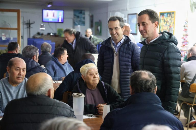 Mallorca refuerza su compromiso con la inclusión social con una visita a la Casa de Familia El presidente del Consell de Mallorca comparte una cena de Navidad con personas usuarias y profesionales del centro, poniendo en valor el modelo de atención social basado en la proximidad y la dignidad. Palma, 23 de diciembre de 2025. El presidente del Consell de Mallorca, Llorenç Galmés, acompañado por el conseller de Bienestar Social y presidente del IMAS, Guillermo Sánchez, y por el director insular de Inclusión Social, Andreu Jaume, ha compartido una cena de Navidad con personas usuarias y profesionales de la Casa de Familia, un centro integrado en la Red de Inclusión Social del IMAS y gestionado por la Fundació Social La Sapiència, con el objetivo de conocer de primera mano el funcionamiento y el día a día de este servicio esencial para la atención a personas en situación de vulnerabilidad. Durante el encuentro, Galmés destacó que “compartir momentos como este nos permite acercarnos a la realidad de las personas más vulnerables y entender mejor el impacto real de los servicios sociales que gestionamos desde el Consell”, subrayando la voluntad institucional de acompañar y apoyar a quienes más lo necesitan. La Casa de Familia dispone de 170 plazas concertadas con el IMAS y ofrece alojamiento, alimentación, higiene y atención sanitaria y psicosocial a personas en situación de exclusión social, tanto con perfil sociosanitario como con posibilidades de inserción sociolaboral. El centro cuenta con un equipo de 80 profesionales, a quienes el presidente calificó como “ejemplo y referente del modelo de intervención que promovemos desde el Consell: una atención cercana, especializada y centrada en la dignidad y la autonomía de cada persona”, remarcando la importancia de una mirada humana para avanzar hacia una inclusión social real y efectiva. En conjunto, el Consell de Mallorca dispone actualmente de 564 plazas en los distintos servicios de alojamiento para personas sin hogar, frente a las 426 plazas existentes en 2019, lo que evidencia una apuesta decidida por reforzar los recursos destinados a las personas en situación de exclusión residencial. En esta línea, el IMAS anunció recientemente la puesta en marcha de un recurso pionero dirigido a jóvenes de entre 18 y 25 años, orientado a ofrecer alojamiento y acompañamiento profesional para facilitar procesos reales de inclusión social y laboral y evitar la cronificación de situaciones de exclusión. Asimismo, se ha activado el Plan de Contingencia de Inclusión Social Invierno 2025-2026, que refuerza la atención a las personas que viven en la calle durante los meses más fríos mediante plazas de refuerzo en los centros de la Red de Inclusión Social, la preparación de recursos ante emergencias climáticas y el mantenimiento del protocolo de bajas temperaturas de la Unidad Móvil de Emergencia Social (UMES). Este conjunto de medidas se verá respaldado por los presupuestos de 2026, que consolidan el compromiso del Consell con unas políticas sociales basadas en la proximidad, la especialización y la dignificación de los espacios, destinando seis de cada diez euros a políticas sociales, la mayor inversión en programas de inclusión y bienestar de toda su historia.