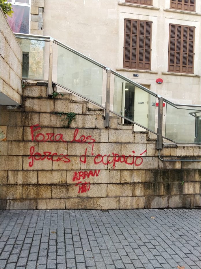 Emaya elimina de forma inmediata las pintadas vandálicas aparecidas en el centro de Palma