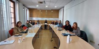 El IBDONA presenta un nuevo protocolo para mejorar la atención a las mujeres víctimas de violencia machista El IBDONA presenta un nuevo protocolo para mejorar la atención a las mujeres víctimas de violencia machista El documento establece un marco común de coordinación entre administraciones y servicios públicos para garantizar una atención integral, eficaz y centrada en la protección de las mujeres. Palma, 21 de enero de 2026. El Instituto Balear de la Mujer (IBDONA) ha presentado el Protocolo marco de coordinación ante las violencias machistas, un documento estratégico que fija un marco común de principios, criterios y estándares para orientar la actuación institucional de todo el sistema público de atención a las víctimas en las Illes Balears. La presentación del protocolo ha tenido lugar hoy ante la Comisión de Igualdad de Género, en un acto encabezado por la consellera de Familias, Asuntos Sociales y Atención a la Dependencia, Sandra Fernández, y la directora del IBDONA, Cati Salom. El nuevo Protocolo tiene como objetivo mejorar la coordinación entre servicios y administraciones para ofrecer una respuesta integral, coordinada, diligente y no revictimizante ante las violencias machistas. El documento establece criterios comunes de intervención, siempre orientados a la protección efectiva de los derechos y la seguridad de las mujeres, y lo hace respetando en todo momento las competencias propias de cada administración y los protocolos específicos ya existentes. Actualización del modelo de intervención profesional El texto supone una actualización del modelo de intervención profesional, aportando mayor seguridad institucional y técnica a los equipos que trabajan en la atención a las víctimas. Además, el Protocolo se concibe como marco de referencia para la elaboración y revisión de los distintos protocolos sectoriales, facilitando un lenguaje común y unos criterios compartidos que permitan una coordinación estable y sostenible en el tiempo. Este enfoque no sustituye ni invalida los protocolos específicos vigentes, sino que los ordena y armoniza, contribuyendo a reforzar la responsabilidad institucional compartida y a reducir los riesgos derivados de la descoordinación, las omisiones en la atención o los procesos de revictimización. En definitiva, el Protocolo marco de coordinación ante las violencias machistas se presenta como un instrumento clave de referencia institucional, diseñado para dar coherencia a las actuaciones existentes, facilitar la toma de decisiones en contextos complejos y fortalecer la coordinación efectiva entre los distintos agentes que integran el sistema público de protección y atención a las mujeres víctimas de violencia machista.