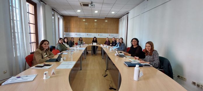 El IBDONA presenta un nuevo protocolo para mejorar la atención a las mujeres víctimas de violencia machista El documento establece un marco común de coordinación entre administraciones y servicios públicos para garantizar una atención integral, eficaz y centrada en la protección de las mujeres. Palma, 21 de enero de 2026. El Instituto Balear de la Mujer (IBDONA) ha presentado el Protocolo marco de coordinación ante las violencias machistas, un documento estratégico que fija un marco común de principios, criterios y estándares para orientar la actuación institucional de todo el sistema público de atención a las víctimas en las Illes Balears. La presentación del protocolo ha tenido lugar hoy ante la Comisión de Igualdad de Género, en un acto encabezado por la consellera de Familias, Asuntos Sociales y Atención a la Dependencia, Sandra Fernández, y la directora del IBDONA, Cati Salom. El nuevo Protocolo tiene como objetivo mejorar la coordinación entre servicios y administraciones para ofrecer una respuesta integral, coordinada, diligente y no revictimizante ante las violencias machistas. El documento establece criterios comunes de intervención, siempre orientados a la protección efectiva de los derechos y la seguridad de las mujeres, y lo hace respetando en todo momento las competencias propias de cada administración y los protocolos específicos ya existentes. Actualización del modelo de intervención profesional El texto supone una actualización del modelo de intervención profesional, aportando mayor seguridad institucional y técnica a los equipos que trabajan en la atención a las víctimas. Además, el Protocolo se concibe como marco de referencia para la elaboración y revisión de los distintos protocolos sectoriales, facilitando un lenguaje común y unos criterios compartidos que permitan una coordinación estable y sostenible en el tiempo. Este enfoque no sustituye ni invalida los protocolos específicos vigentes, sino que los ordena y armoniza, contribuyendo a reforzar la responsabilidad institucional compartida y a reducir los riesgos derivados de la descoordinación, las omisiones en la atención o los procesos de revictimización. En definitiva, el Protocolo marco de coordinación ante las violencias machistas se presenta como un instrumento clave de referencia institucional, diseñado para dar coherencia a las actuaciones existentes, facilitar la toma de decisiones en contextos complejos y fortalecer la coordinación efectiva entre los distintos agentes que integran el sistema público de protección y atención a las mujeres víctimas de violencia machista.