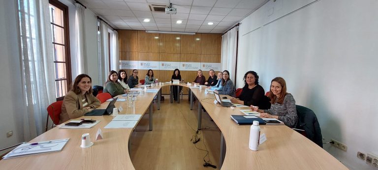 El IBDONA presenta un nuevo protocolo para mejorar la atención a las mujeres víctimas de violencia machista El documento establece un marco común de coordinación entre administraciones y servicios públicos para garantizar una atención integral, eficaz y centrada en la protección de las mujeres. Palma, 21 de enero de 2026. El Instituto Balear de la Mujer (IBDONA) ha presentado el Protocolo marco de coordinación ante las violencias machistas, un documento estratégico que fija un marco común de principios, criterios y estándares para orientar la actuación institucional de todo el sistema público de atención a las víctimas en las Illes Balears. La presentación del protocolo ha tenido lugar hoy ante la Comisión de Igualdad de Género, en un acto encabezado por la consellera de Familias, Asuntos Sociales y Atención a la Dependencia, Sandra Fernández, y la directora del IBDONA, Cati Salom. El nuevo Protocolo tiene como objetivo mejorar la coordinación entre servicios y administraciones para ofrecer una respuesta integral, coordinada, diligente y no revictimizante ante las violencias machistas. El documento establece criterios comunes de intervención, siempre orientados a la protección efectiva de los derechos y la seguridad de las mujeres, y lo hace respetando en todo momento las competencias propias de cada administración y los protocolos específicos ya existentes. Actualización del modelo de intervención profesional El texto supone una actualización del modelo de intervención profesional, aportando mayor seguridad institucional y técnica a los equipos que trabajan en la atención a las víctimas. Además, el Protocolo se concibe como marco de referencia para la elaboración y revisión de los distintos protocolos sectoriales, facilitando un lenguaje común y unos criterios compartidos que permitan una coordinación estable y sostenible en el tiempo. Este enfoque no sustituye ni invalida los protocolos específicos vigentes, sino que los ordena y armoniza, contribuyendo a reforzar la responsabilidad institucional compartida y a reducir los riesgos derivados de la descoordinación, las omisiones en la atención o los procesos de revictimización. En definitiva, el Protocolo marco de coordinación ante las violencias machistas se presenta como un instrumento clave de referencia institucional, diseñado para dar coherencia a las actuaciones existentes, facilitar la toma de decisiones en contextos complejos y fortalecer la coordinación efectiva entre los distintos agentes que integran el sistema público de protección y atención a las mujeres víctimas de violencia machista.