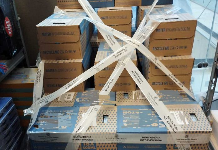 Intervenidos más de 2.000 envases de agua en el aeropuerto de Palma por fraude en la indicación de origen