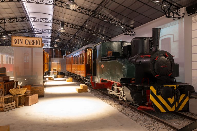 Programa de divulgación ferroviaria con visitas guiadas para escolares y actividades abiertas a la ciudadanía