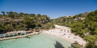 Llucmajor refuerza el mantenimiento y la información ambiental en sus playas con nuevas actuaciones Llucmajor refuerza el mantenimiento y la información ambiental en sus playas con nuevas actuaciones