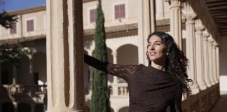 Antares: “Nos ocultamos en personalidades que queremos ser, pero que no somos” Antares: “Nos ocultamos en personalidades que queremos ser, pero que no somos” La creadora de Alquimia Maestra acumula más de 100.000 seguidores en redes sociales, donde comparte vídeos diarios sobre transformación personal, confianza y sanación interior. Palma. 23 de diciembre de 2025. Autenticidad, transformación y propósito. Así podría resumirse el camino vital y profesional de Antares, mentora en desarrollo personal y creadora del proyecto Alquimia Maestra. En esta entrevista, nos habla de su recorrido personal desde la depresión hasta el empoderamiento, pasando por experiencias iniciáticas en lugares como Australia y Bali, y de cómo ha construido una comunidad sólida con más de 100.000 seguidores compartiendo contenidos con alma. “Acompaño a hombres y mujeres que se encuentran en un momento importante de cambio en sus vidas a crear una vida que se sienta real, auténtica”, cuenta Antares. Su enfoque, más allá de lo espiritual, está fuertemente anclado en la experiencia propia y en una metodología práctica: “Primero hay que sanar nuestras propias heridas para liberar los bloqueos que no nos permiten vivir de forma auténtica”. Su transformación comenzó al tomar decisiones incómodas. “Venía de estudiar una carrera y trabajar en algo que se suponía que me iba a llenar… pero no era así. Me di cuenta de que no me conocía, y eso me llevó a una crisis profunda”. Ese punto de quiebre fue el inicio de un camino de autoconocimiento, donde se enfrentó a sus sombras, emociones reprimidas y viejas heridas. “Nos ocultamos tras máscaras para encajar. Yo lo hacía para parecer más seria en el trabajo, para adaptarme. Pero eso no era yo”. En esa búsqueda interna, los viajes jugaron un papel clave. En Australia, recorrió 5.000 km sola en coche y convivió con un aborigen local: “Ahí conecté por primera vez con la naturaleza y la sutileza de lo que me rodeaba”. En Bali, fue el encuentro con otras culturas lo que le ayudó a abrir la mente: “Me inspiró a crear un proyecto más alineado a mí, que una diferentes filosofías y culturas”. Hoy en día, Antares comparte vídeos diarios en redes sociales y ha construido una gran comunidad. “Desde el primer día, cuando nadie me conocía, sentí un llamado interno: ayudar a las personas que estaban atravesando lo que yo había vivido”. Su clave: escuchar a su audiencia. “Leo cada mensaje que me mandan. Me cuentan que no pueden dejar una relación, que no se sienten seguras… Y a partir de eso creo el contenido. Es un trabajo invisible que se nota porque nace del alma, no de los números”. Con los años, ha desarrollado un método propio que fusiona neurociencia, somática, coaching y chamanismo. “Mi enfoque no es quedarse en lo espiritual, sino bajar a tierra conceptos que se puedan aplicar en la vida cotidiana”. A través del cuerpo y de técnicas de liberación emocional, ayuda a desbloquear experiencias pasadas que frenan el desarrollo de una vida más plena: “Detectamos la creencia que te limita, la liberamos con el cuerpo y desde ahí emergen la claridad, la seguridad y la confianza”. Para Antares, el objetivo no es que las personas dependan de ella como mentora, sino que puedan caminar por sí mismas. “Todos tenemos la capacidad de crear una vida auténtica, solo que a veces estamos desconectados de ese poder personal. Mi misión es ayudar a que lo recuerden”.