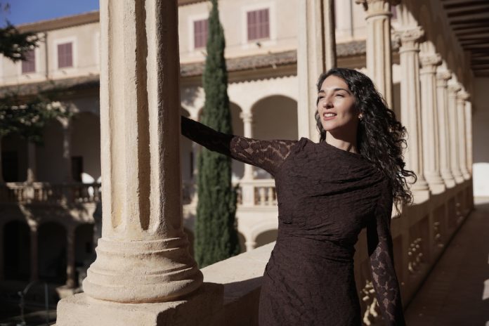 Antares: “Nos ocultamos en personalidades que queremos ser, pero que no somos” La creadora de Alquimia Maestra acumula más de 100.000 seguidores en redes sociales, donde comparte vídeos diarios sobre transformación personal, confianza y sanación interior. Palma. 23 de diciembre de 2025. Autenticidad, transformación y propósito. Así podría resumirse el camino vital y profesional de Antares, mentora en desarrollo personal y creadora del proyecto Alquimia Maestra. En esta entrevista, nos habla de su recorrido personal desde la depresión hasta el empoderamiento, pasando por experiencias iniciáticas en lugares como Australia y Bali, y de cómo ha construido una comunidad sólida con más de 100.000 seguidores compartiendo contenidos con alma. “Acompaño a hombres y mujeres que se encuentran en un momento importante de cambio en sus vidas a crear una vida que se sienta real, auténtica”, cuenta Antares. Su enfoque, más allá de lo espiritual, está fuertemente anclado en la experiencia propia y en una metodología práctica: “Primero hay que sanar nuestras propias heridas para liberar los bloqueos que no nos permiten vivir de forma auténtica”. Su transformación comenzó al tomar decisiones incómodas. “Venía de estudiar una carrera y trabajar en algo que se suponía que me iba a llenar… pero no era así. Me di cuenta de que no me conocía, y eso me llevó a una crisis profunda”. Ese punto de quiebre fue el inicio de un camino de autoconocimiento, donde se enfrentó a sus sombras, emociones reprimidas y viejas heridas. “Nos ocultamos tras máscaras para encajar. Yo lo hacía para parecer más seria en el trabajo, para adaptarme. Pero eso no era yo”. En esa búsqueda interna, los viajes jugaron un papel clave. En Australia, recorrió 5.000 km sola en coche y convivió con un aborigen local: “Ahí conecté por primera vez con la naturaleza y la sutileza de lo que me rodeaba”. En Bali, fue el encuentro con otras culturas lo que le ayudó a abrir la mente: “Me inspiró a crear un proyecto más alineado a mí, que una diferentes filosofías y culturas”. Hoy en día, Antares comparte vídeos diarios en redes sociales y ha construido una gran comunidad. “Desde el primer día, cuando nadie me conocía, sentí un llamado interno: ayudar a las personas que estaban atravesando lo que yo había vivido”. Su clave: escuchar a su audiencia. “Leo cada mensaje que me mandan. Me cuentan que no pueden dejar una relación, que no se sienten seguras… Y a partir de eso creo el contenido. Es un trabajo invisible que se nota porque nace del alma, no de los números”. Con los años, ha desarrollado un método propio que fusiona neurociencia, somática, coaching y chamanismo. “Mi enfoque no es quedarse en lo espiritual, sino bajar a tierra conceptos que se puedan aplicar en la vida cotidiana”. A través del cuerpo y de técnicas de liberación emocional, ayuda a desbloquear experiencias pasadas que frenan el desarrollo de una vida más plena: “Detectamos la creencia que te limita, la liberamos con el cuerpo y desde ahí emergen la claridad, la seguridad y la confianza”. Para Antares, el objetivo no es que las personas dependan de ella como mentora, sino que puedan caminar por sí mismas. “Todos tenemos la capacidad de crear una vida auténtica, solo que a veces estamos desconectados de ese poder personal. Mi misión es ayudar a que lo recuerden”.