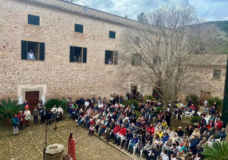 Unas 2.000 personas llenan Raixa en una ruta musicada con más de 90 intérpretes para dar la bienvenida a 2026