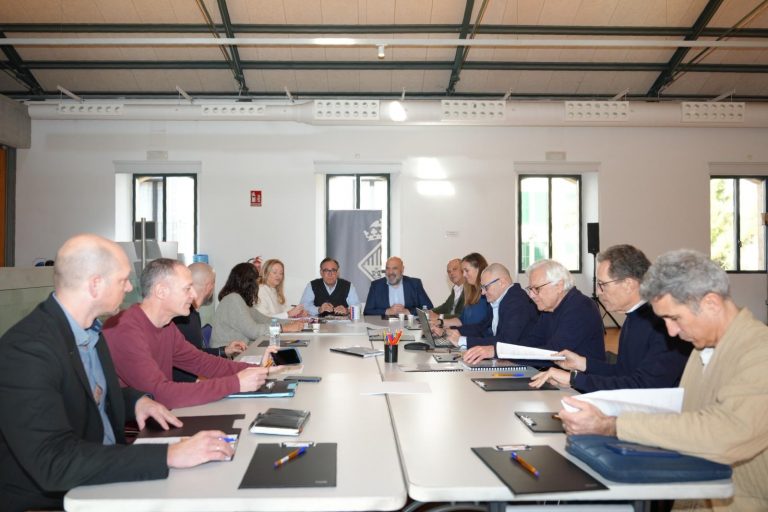 El jurado del concurso de ideas del futuro centro multiservicios de Pere Garau abre los sobres y realiza una primera valoración de las propuestas