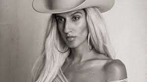 DJ Ángel Olivero, Aina Losange y Sideways protagonizarán el tardeo de este sábado en la plaza Joan Carles I Artistas locales encabezarán el tardeo del 17 de enero dentro del programa de Sant Sebastià 2026 tras un cambio en la adjudicación por motivos administrativos Palma, 15 de enero de 2026. El tardeo previsto para este sábado 17 de enero en la plaza Joan Carles I, en el marco de las fiestas de Sant Sebastià 2026, contará finalmente con la participación de Ángel Olivero, DJ y cofundador de Tardeo Palma; Aina Losange, DJ, estilista y directora de arte; Sideways (Sebastià Ribot), productor y DJ; y la agrupación Tardeo Palma DJ’s, todos ellos artistas locales. El cambio en el cartel responde a motivos ajenos al Ajuntament de Palma. Tras el proceso de adjudicación, los artistas inicialmente previstos no podrán actuar en esta plaza debido a que la empresa seleccionada en primera instancia no presentó correctamente la documentación requerida, quedando finalmente la actuación adjudicada a la empresa DEEJAYSGRUP, SL. Los tardeos de esta edición de Sant Sebastià se desarrollarán tanto en la plaza Joan Carles I como en la plaza Major. En este segundo espacio actuarán propuestas como Gintonics Band, La Canción del Verano y Madison. El programa musical de Sant Sebastià arrancará este viernes 16 de enero en la plaza de España, con el inicio oficial de los conciertos y la actuación de Crystal Fighters como cabeza de cartel. En el marco del concierto de Sus actuarán también Guille & The Waves, DmassO y Tebals. La Revetla de Sant Sebastià, que se celebrará el próximo 19 de enero, ofrecerá una amplia programación musical repartida por diferentes plazas de la ciudad. La plaza de España estará dedicada al electro latino con las actuaciones de José de Rico, Henry Méndez, Danny Romero y Alex Martini. En la plaza Major actuarán Pitxorines, formación integrada por ocho jóvenes mallorquinas que reinterpretan el cancionero popular, y Toc de Crida. Por su parte, la plaza Joan Carles I acogerá a Buhos, Guaraná, Pèl de Gall y Negre, ganadores del concurso Pop Rock 2023. La plaza de Cort será escenario de las actuaciones de Burning, Tennessee y Heroes Tribut Band. Además, los otros dos finalistas del concurso Pop Rock, Mon Joan Tiquat y U.R BAD, actuarán durante la Revetla en la plaza Joan Carles I y en la plaza de Cort, respectivamente. El programa de Sant Sebastià 2026 incluye también la Diada Ciclista y los Premis Ciutat de Palma, que se celebrarán el 20 de enero; la Trobada de Gegants, el 24 de enero; y la Volada d’Estels, el 25 de enero, con un taller previo en Ses Voltes y el vuelo final en el Parc de la Mar. Ese mismo día, los correfocs pondrán el broche final a las fiestas con la participación de las collas de dimonis de la ciudad.