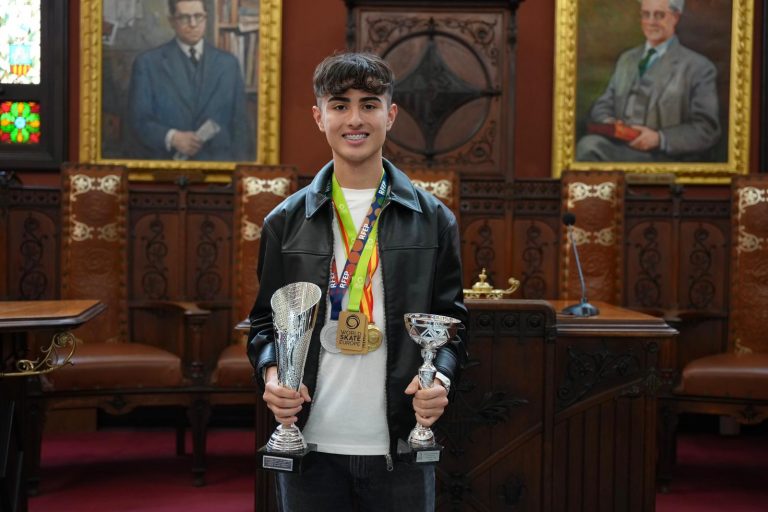 El alcalde recibe a Mateus Vargas, campeón de Europa juvenil de patinaje artístico 2025