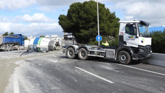 Un camión cubre de cemento la Vía de Cintura y provoca un gran colapso circulatorio en Palma