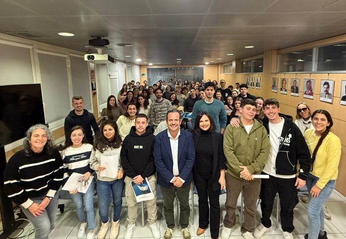 Más de 80 jóvenes conocen las actividades del Consell antes de viajar a Andorra con «Joves a la Neu»