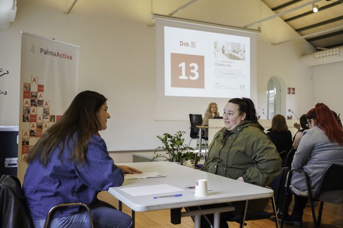 Cerca de 170 personas realizan entrevistas con la empresa Dia gracias a una jornada de selección de PalmaActiva