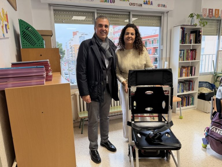 Educación dota al CEIP Miquel Costa i Llobera de una oruga salvaescaleras para garantizar la accesibilidad