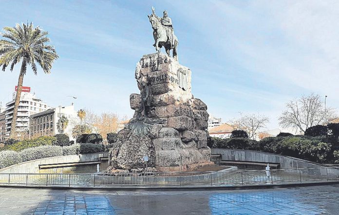 Estatua ecuestre en un parque