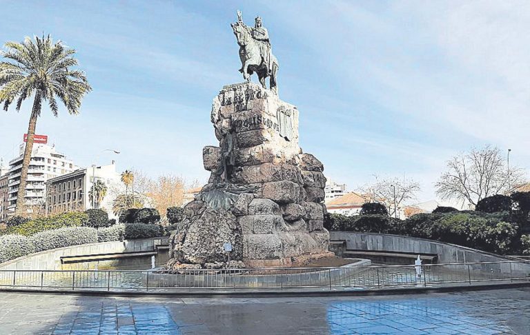Estatua ecuestre en un parque