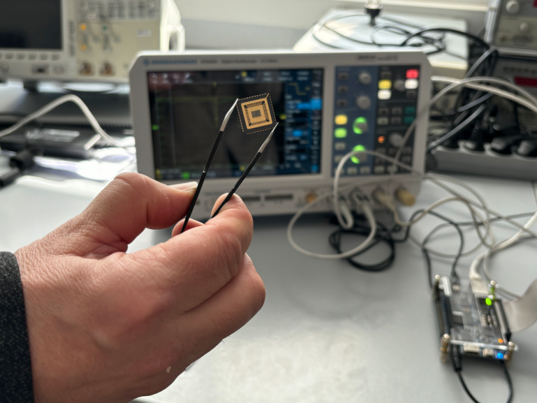 La UIB presenta el primer chip del IAIB orientado a la eficiencia energética en el internet de las cosas