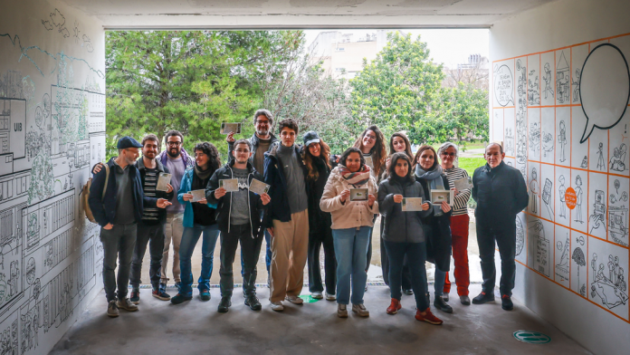 La UIB inaugura el mural “¡Actuemos ahora!” como llamamiento colectivo ante la emergencia climática La obra, nacida de un proceso participativo, convierte el campus en un espacio de reflexión sobre el futuro sostenible de la Universidad y el papel de la comunidad educativa frente al cambio climático. Palma. 5 de febrero de 2026. La Universitat de les Illes Balears (UIB) ha inaugurado el mural «¡Actuemos ahora! La UIB ante la emergencia climática!», una intervención artística que busca fomentar la reflexión colectiva sobre la acción climática y la construcción de futuros sostenibles desde el ámbito universitario. La iniciativa ha sido impulsada por la Oficina de Cooperación al Desarrollo y Solidaridad (OCDS), con el apoyo del Vicerrectorado de Relaciones Internacionales, Solidaridad y Justicia Global y la colaboración de entidades ecosociales como Justicia Alimentaria. El mural, ubicado en el exterior del edificio Margalida Comas i Camps, a la entrada de la OCDS, ha sido creado por la artista Andrea Moretto junto con el estudiante de la UIB Anton Boix. La obra es el resultado del taller participativo «Futuros ecosociales en la UIB», desarrollado en el marco de las jornadas “Actuemos ahora! Emergencia climática en la era de la desinformación”. Arte para imaginar futuros sostenibles La propuesta artística responde a la pregunta “¿Qué futuros sostenibles imaginamos para la UIB?” y recoge, en clave visual, las ideas, preocupaciones y propuestas surgidas durante el proceso participativo. A través de dos intervenciones exteriores, el mural pone el foco en la importancia del activismo climático, la corresponsabilidad y la construcción colectiva de soluciones ante la crisis ambiental. El proyecto se alinea con la estrategia institucional de “Futuro sostenible” de la Universidad y con el Objetivo de Desarrollo Sostenible 13 de la Agenda 2030, centrado en la acción por el clima. Una de las piezas ha sido concebida como un espacio visualmente atractivo e “instagramable”, pensado para invitar a la comunidad universitaria y a las personas visitantes a fotografiarse y difundir el mensaje en redes sociales. Compromiso académico y social En el acto de inauguración participaron los artistas, personas que formaron parte del taller, el equipo de la OCDS, el vicerrector Paz de Vílchez y representantes de las entidades colaboradoras. El encuentro sirvió para compartir el significado del mural como símbolo del compromiso académico y social de la UIB ante la emergencia climática. Desde ahora, la obra puede visitarse libremente en el campus y se plantea como un espacio abierto a la reflexión, al diálogo y a la participación, invitando a la comunidad universitaria a implicarse activamente en la defensa de un futuro más justo y sostenible.