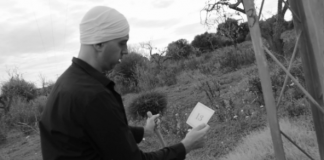 “Crescent Moon Symbol”, la obra audiovisual de Espejo Blanco que explora el tiempo, la sincronía y la memoria simbólica “Crescent Moon Symbol”, la obra audiovisual de Espejo Blanco que explora el tiempo, la sincronía y la memoria simbólica