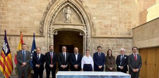 La APB respalda la renovación del acuerdo para un modelo de cruceros más sostenible en Palma La APB respalda la renovación del acuerdo para un modelo de cruceros más sostenible en Palma El nuevo Memorando de Entendimiento consolida la planificación ordenada de escalas y refuerza la gestión responsable del tráfico de cruceros en el puerto de Palma. Palma, 27 de febrero de 2026. La Autoridad Portuaria de Baleares (APB) ha respaldado la firma del nuevo Memorando de Entendimiento (MOU) suscrito entre el Govern de les Illes Balears, el Ajuntament de Palma y las principales compañías del sector de cruceros, que consolida el marco de colaboración institucional y sectorial para garantizar un desarrollo equilibrado y sostenible de esta actividad en el puerto de Palma. El acuerdo supone la continuidad y actualización del compromiso firmado en 2022, que situó a las Illes Balears como referente en la regulación responsable del tráfico de cruceros en el ámbito mediterráneo. La renovación reafirma las medidas orientadas a ordenar las escalas, optimizar la planificación portuaria y reducir el impacto de la actividad sobre la ciudad y su entorno. Coordinación institucional y seguimiento En este contexto, la APB, como entidad gestora del sistema portuario de interés general en la comunidad autónoma, desempeña un papel clave en la aplicación, coordinación y seguimiento de los compromisos establecidos. La Autoridad Portuaria trabaja de forma conjunta con el Govern balear, el Ajuntament de Palma y las compañías firmantes en la planificación de escalas y en la operativa portuaria, asegurando el cumplimiento de los criterios acordados y facilitando una gestión eficiente, transparente y alineada con los principios de sostenibilidad. Un modelo compatible con la ciudad Con esta renovación, la APB reafirma su voluntad de seguir impulsando un modelo de gestión que compatibilice la actividad económica vinculada al turismo de cruceros con la protección del entorno, la calidad de vida de la ciudadanía y el desarrollo sostenible del puerto de Palma. El acuerdo consolida así una estrategia compartida que apuesta por la planificación ordenada y la corresponsabilidad entre administraciones y sector privado en uno de los principales puertos del Mediterráneo.